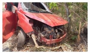 Carro ficou completamente destruído