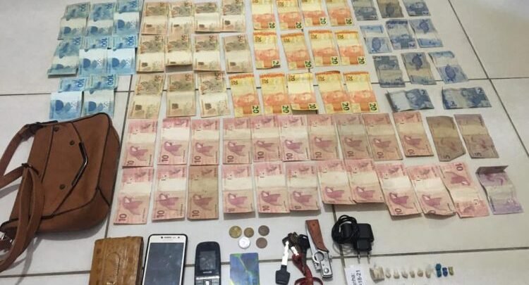 Dinheiro, drogas e celulares