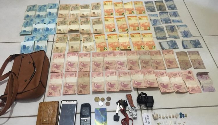 Dinheiro, drogas e celulares