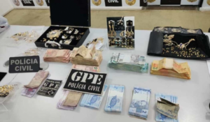 Dinheiro e objetos apreendidos pela Polícia Civil