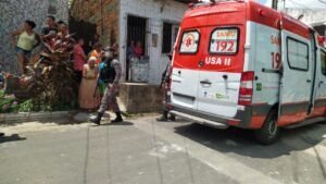 Equipes do SAMU e Polícia Militar no local do homicídio