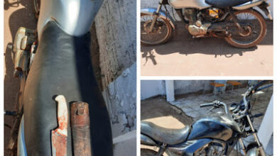Motocicleta do idoso e uma faca utilizada no crime