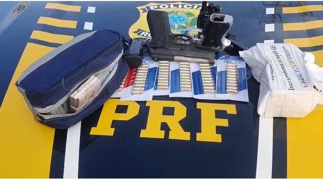 Os dois suspeitos estavam em posse de R$ 100 MIL em espécie e armas municiadas