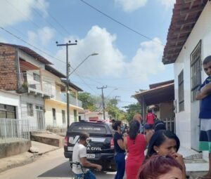 Polícia Civil no local do achado de cadáver