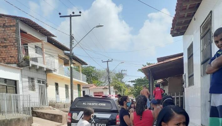 Polícia Civil no local do achado de cadáver