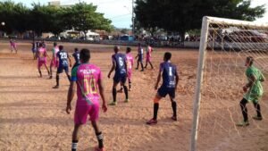 Super Real de uniforme Rosa enfrentando o PSG de Uniforme azul