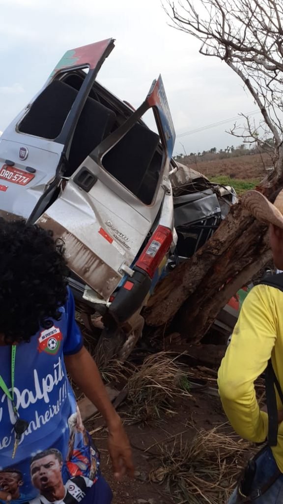 Veículo ficou completamente destruído