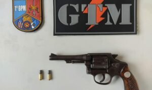 Arma apreendida com o suspeito na Vila São Luís