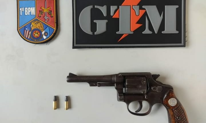 Arma apreendida com o suspeito na Vila São Luís