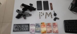 Com os suspeitos foram localizados duas pistolas com munições