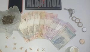 Dinheiro e cabeças de crack pronta para comercialização