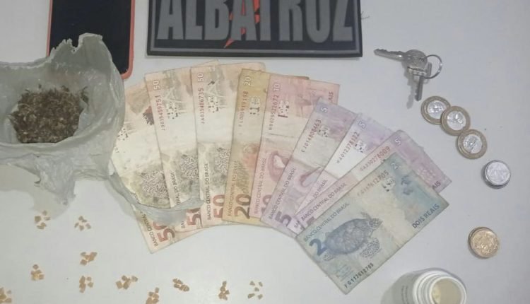 Dinheiro e cabeças de crack pronta para comercialização