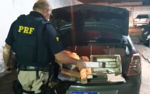 Droga estava armazenado no porta-malas do veículo