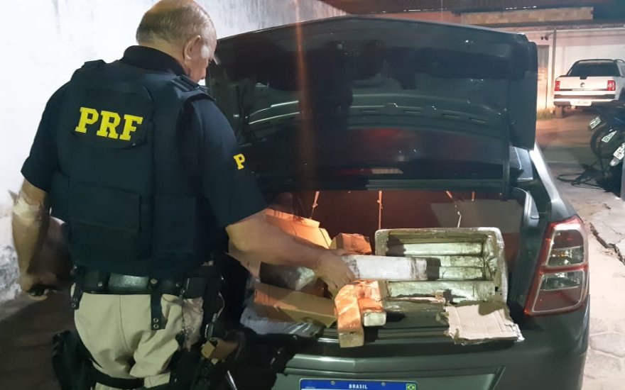 Droga estava armazenado no porta-malas do veículo