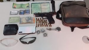 Foram encontrados armas e munições com os suspeitos