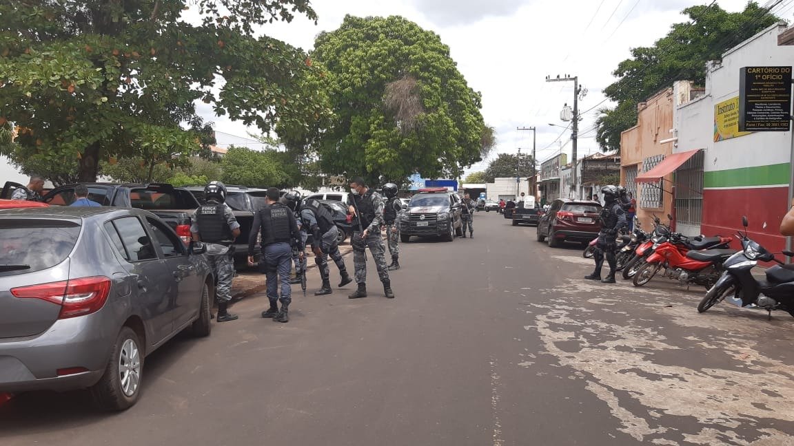 Policiais cercaram o Banco do Brasil