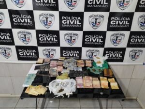 Droga, armas e dinheiro apreendidos em Brejo (foto: PCMA)