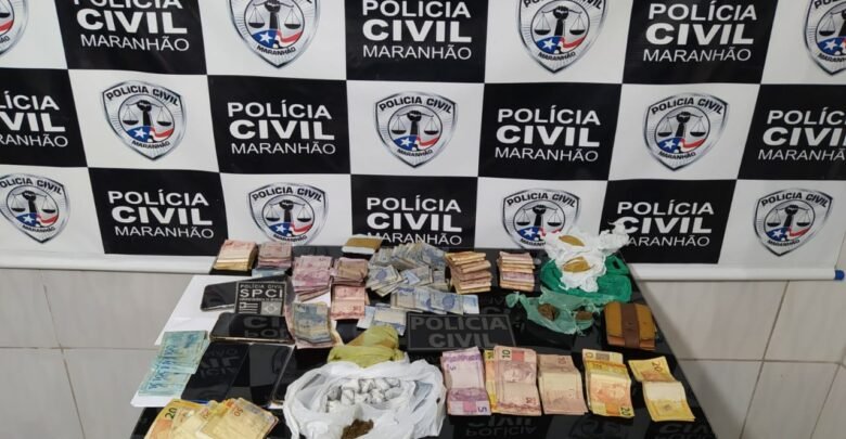 Droga, armas e dinheiro apreendidos em Brejo (foto: PCMA)