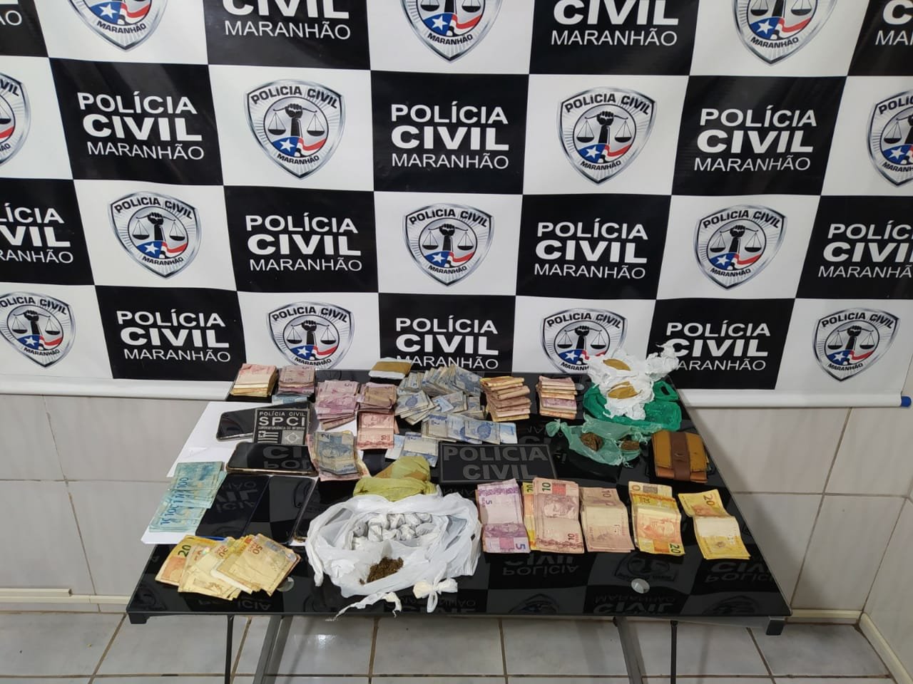 Droga, armas e dinheiro apreendidos em Brejo (foto: PCMA)