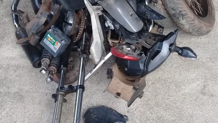Peças de motos roubadas que estavam sendo desmantelada para venda