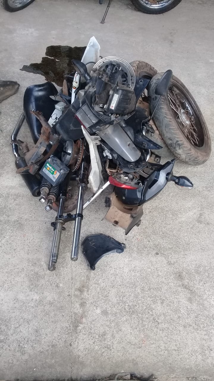 Peças de motos roubadas que estavam sendo desmantelada para venda