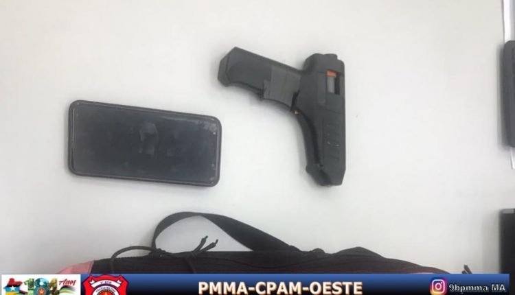Simulacro de arma de fogo apreendida com o indivíduo na Vila Palmeira