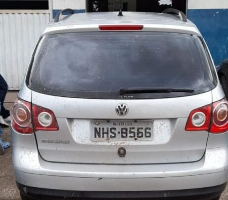 Veículo roubado em frente a farmácia