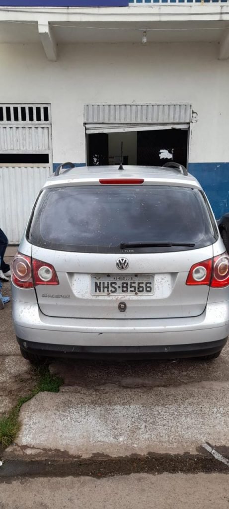 Veículo roubado em frente a farmácia