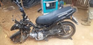 Motocicleta ficou completamente destruída