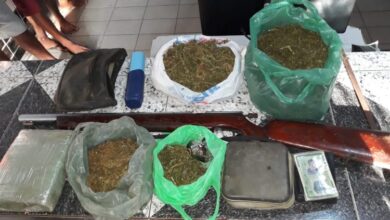 Drogas, documentos das vítimas e armas de fogo (Foto divulgação )