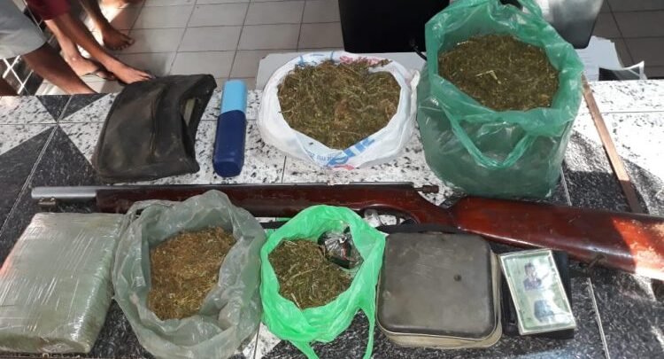 Drogas, documentos das vítimas e armas de fogo (Foto divulgação )