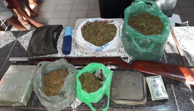 Drogas, documentos das vítimas e armas de fogo (Foto divulgação )