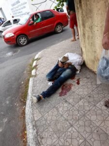 Suspeito baleado durante assalto