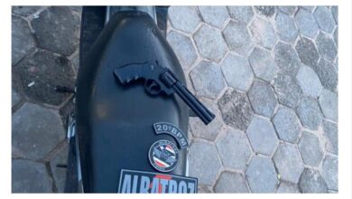 Simulacro de arma de fogo e motocicleta apreendida (foto PMMA)