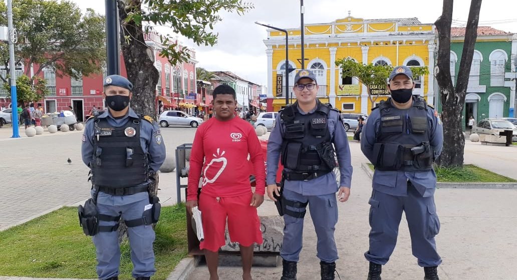 Ronilson Nunes ao lado do Tenente Arraes que está lhe ajudando