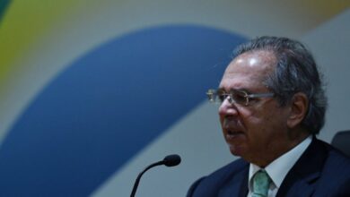 Agravamento da pandemia deve impactar arrecadação federal a partir de abril, diz Guedes