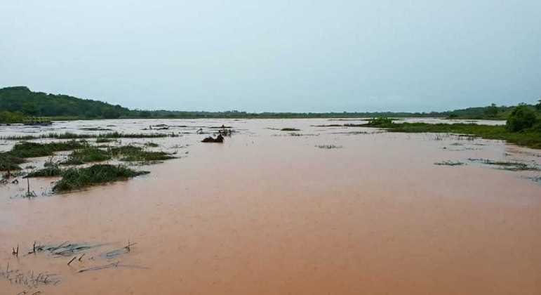 Bairro fica sem água no MA após lagoa de mineradora transbordar
