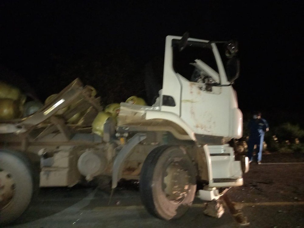Batida entre duas carretas deixa 1 morto e 3 feridos na BR-316 no MA