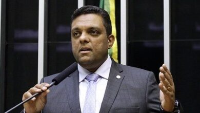 Deputado se retrata após críticas a assessor por gesto polêmico