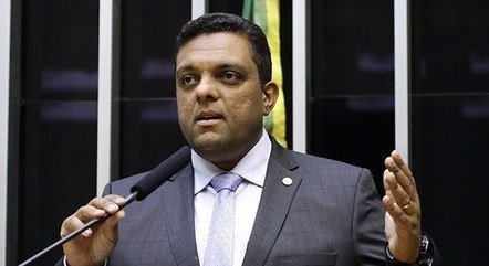Deputado se retrata após críticas a assessor por gesto polêmico