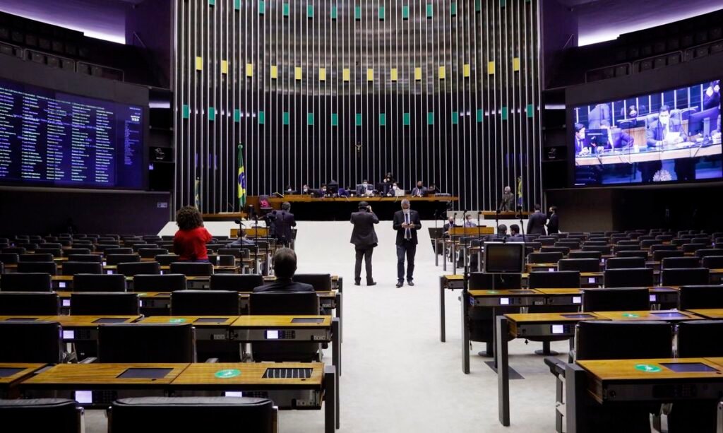 Deputados querem derrubar veto de Bolsonaro à internet gratuita