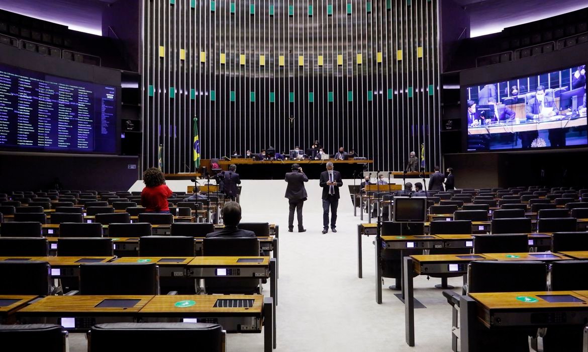 Deputados querem derrubar veto de Bolsonaro à internet gratuita