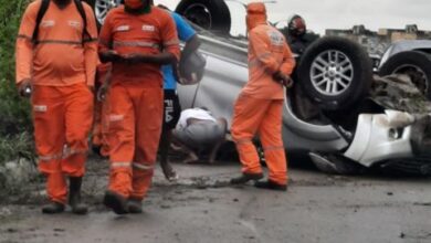 Hilux capota no acesso Via Expressa Shopping da Ilha
