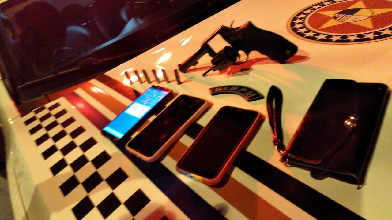 Arma e celulares encontrado com os suspeitos