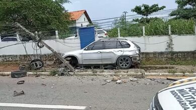 Carro ficou completamente destruído