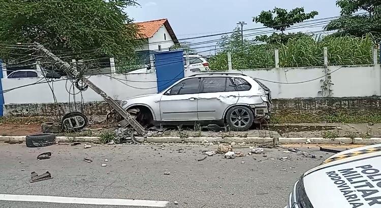 Carro ficou completamente destruído