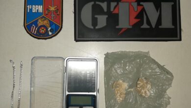 Policiais encontraram com o jovem drogas e balança de precisão