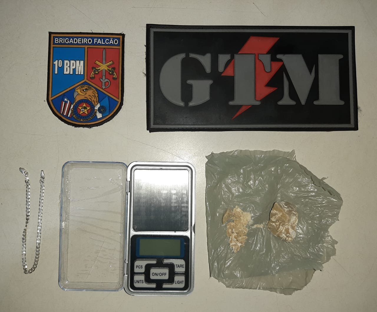 Policiais encontraram com o jovem drogas e balança de precisão