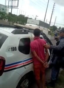 Um dos homens foi preso com uma faca