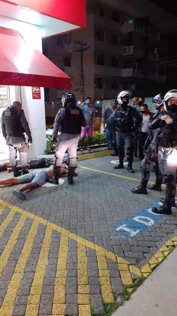 Ousados, assaltantes tentavam roubar farmácia